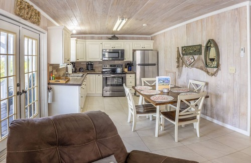 Spanish Wells Cottage | Stay Right On The Beautiful White Sand Beach - Free Golf Cart and Kayaks