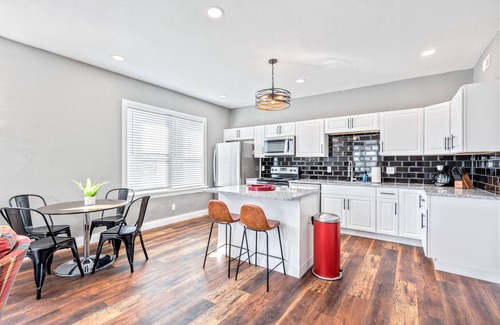 St. Louis Apartment | Stay STL-Huge Cheery 1BR-In Unit W/D-Parking