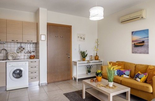 Lykabittos Apartment | STAY Sunflower Delight Studio
