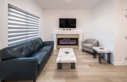 Lynnwood Ridge House | Stay Together! 2 Family Units, Sleeps 16! FREE Banff Pass, Parking, Wine, BBQ, & Netflix!