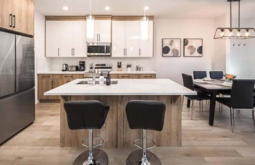 Lynnwood Ridge House | Stay Together! 2 Family Units, Sleeps 16! FREE Banff Pass, Parking, Wine, BBQ, & Netflix!