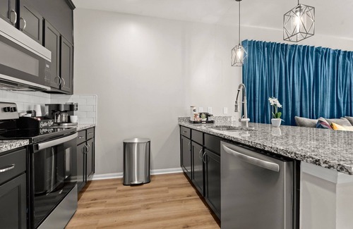 Oxford House | Stay Together: 2 Homes+Shuttle 9BR Oxford! Pool!