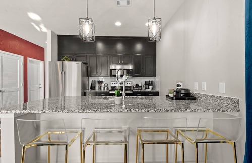 Oxford House | Stay Together: 2 Homes+Shuttle 9BR Oxford! Pool!