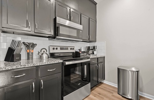 Oxford House | Stay Together: 2 Homes+Shuttle 9BR Oxford! Pool!