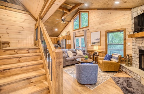Morganton Cabin | Stay Warm & Cozy in Blue Ridge! Hot Tub & Fire Pit | 8 Min to Downtown