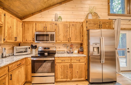 Morganton Cabin | Stay Warm & Cozy in Blue Ridge! Hot Tub & Fire Pit | 8 Min to Downtown