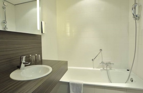 Weert House | Stay Where Cozy Meets Convenient — Dine, Rest & Explore!