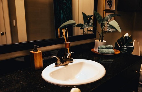 Oak Lawn Apartment | Stay Wild Designer King Suite Uptown Dallas