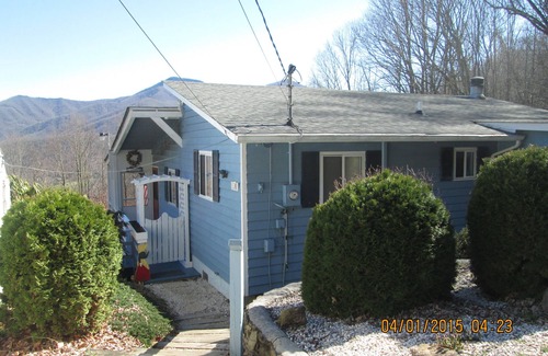 Maggie Valley House | Stay with Confidence-24 hr Views-Hot Tub-Fast WiFi-Carport