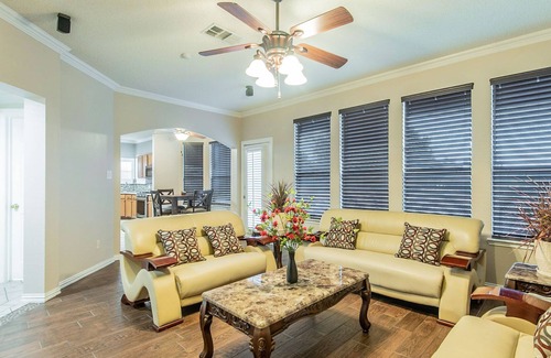 Elmo House | "Stay with Confidence" in a Great location