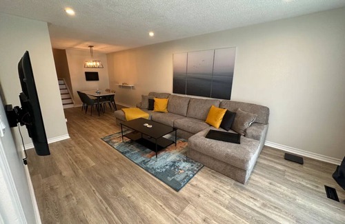 Clarkson-Lorne Park Apartment | Stay with Jain | Private Room #1