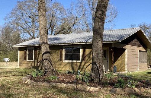 De Queen House | Stay with your friends/family in this peaceful home 3 miles from a river access
