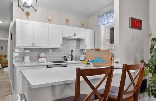 Southwest Garden Apartment | Stay, Work & Play, 2bd w/office near Downtown St Louis