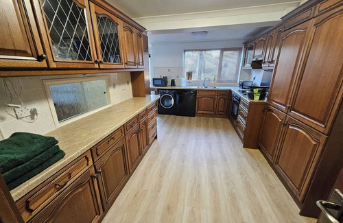 Windsor House | Stay,Work, Relax Ideal for Crews and Long Stays