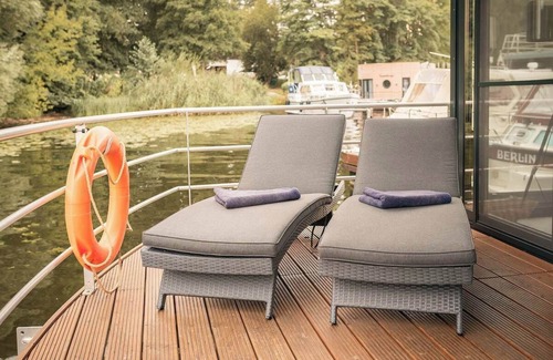 Niederneuendorf Boat Rental | Stay24 - Schwimmendes Ferienhaus im Grünen Brandenburg vor den Toren Berlins