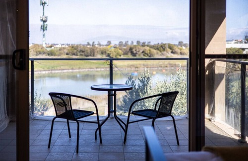 Sanctuary Lakes House | StayAU 3BR Cozy Retreat Point Cook Golf Nearby