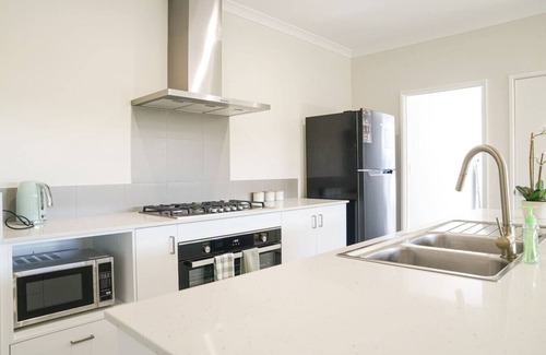 Baldivis House | StayAU 5BRM Coastal Retreat for Families in Perth