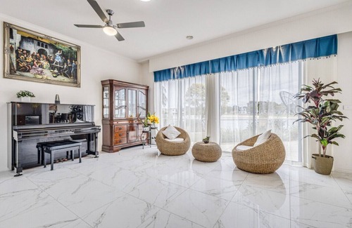 Sanctuary Lakes House | StayAU 6BR Deluxe Lakeview House Point Cook