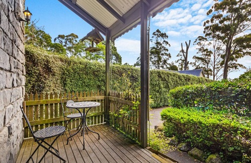Mount Dandenong Cabin | StayAU Bayview Candlewick Suite SPA in Dandenong