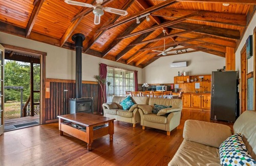 Badger Creek Cabin | StayAU Cedar Lodge 3BR Quaint Countryside Cottage