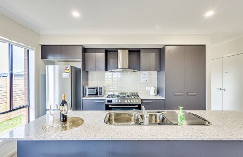 Wyndham Vale House | StayAU Charming 4BR Retreat in Wyndham Vale