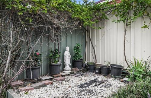 Ingleburn House | StayAU Cozy 3BR Suburban Retreat in Ingleburn