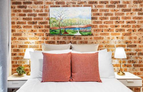 Ingleburn House | StayAU Cozy 3BR Suburban Retreat in Ingleburn