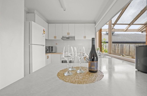 Narre Warren South House | StayAU Entire 3BR Pet Welcome Long stay