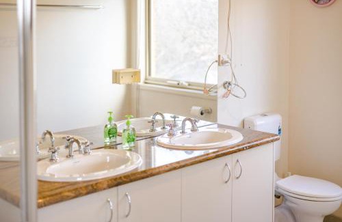 Caroline Springs House | StayAU Family Home Comfort in Caroline Springs
