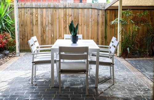 Cranbourne Apartment | StayAU Family Retreat w/Pool Table in Cranbourne