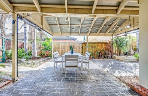 Cranbourne Apartment | StayAU Family Retreat w/Pool Table in Cranbourne