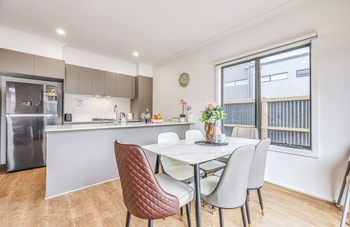 Berwick House | StayAU Fresh Modern 5BR Retreat Netflix in Berwick