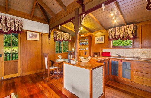 Mount Dandenong Cabin | StayAU Ironbark Cottage Romantic Retreat Dandenong