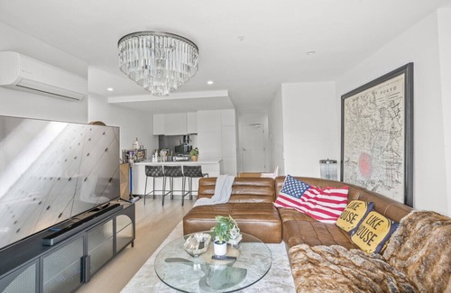 Oakleigh House | StayAU Modern 2BR Townhouse with pool in Oakleigh