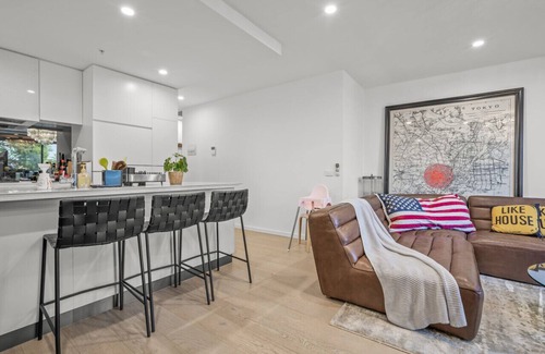 Oakleigh House | StayAU Modern 2BR Townhouse with pool in Oakleigh