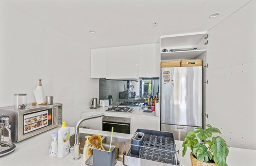 Oakleigh House | StayAU Modern 2BR Townhouse with pool in Oakleigh