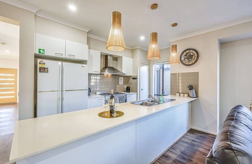 Pakenham House | StayAU Pakenham 5 BRM Hidden Oasis Pet-friendly