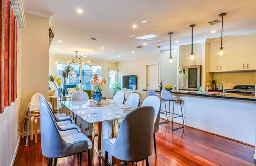 Pakenham House | StayAU Pakenham Townhouse with Lakeview