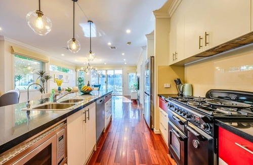 Pakenham House | StayAU Pakenham Townhouse with Lakeview