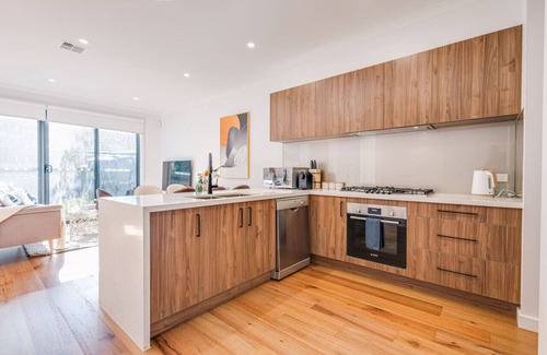 Ringwood East House | StayAU Stylish Spacious 4BR Home Ringwood