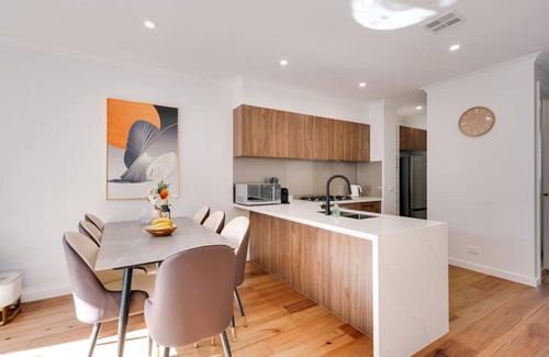 Ringwood East House | StayAU Stylish Spacious 4BR Home Ringwood