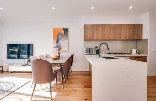 Ringwood East House | StayAU Stylish Spacious 4BR Home Ringwood