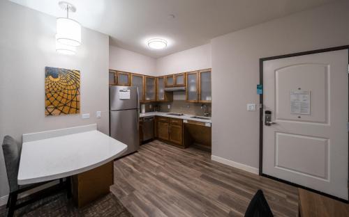 Baytown Hotel | Staybridge Suites Houston East - Baytown by IHG