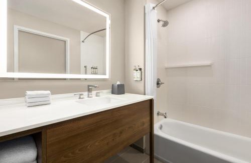Saint-Laurent Hotel | Staybridge Suites Montreal Airport - St-Laurent by IHG