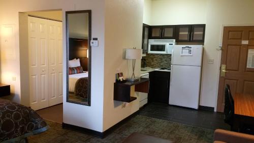 Oakbrook Terrace Hotel | Staybridge Suites Chicago-Oakbrook Terrace by IHG