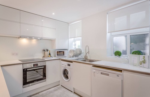 St Albans Apartment | Staycation 2 bed/2 bath Gated Development LUX St Albans - Off Street Parking