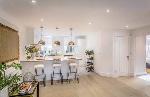 St Albans Apartment | Staycation 2 bed/2 bath Gated Development LUX St Albans - Off Street Parking