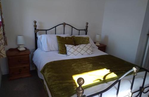 Tunstall House | Staycation 3-bedroom home with panoramic views free off road parking
