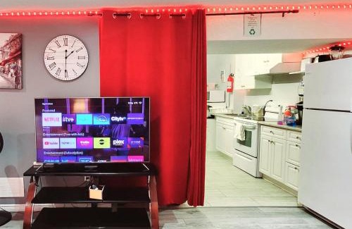London Apartment | Staycation Studio Apartment, Private kitchen , Washroom, Micro Gym & Free Onsite Parking