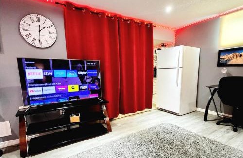 London Apartment | Staycation Studio Apartment, Private kitchen , Washroom, Micro Gym & Free Onsite Parking